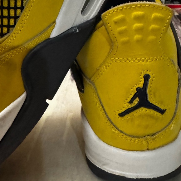 Jordan 4 Retro Lightning (2021) (GS) - Picture 4 of 4